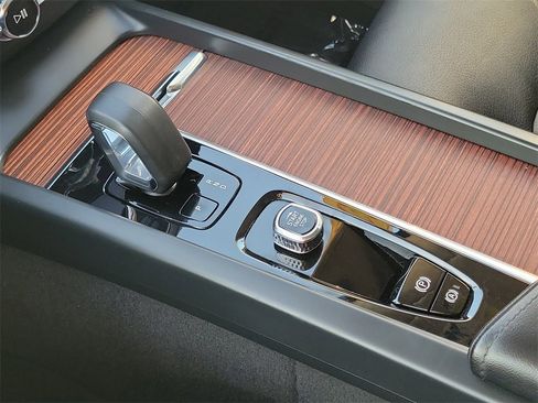 Used 2023 Volvo XC60 B5 Plus image 11