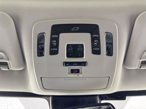 Certified 2025 Toyota Sienna XLE FWD image 23