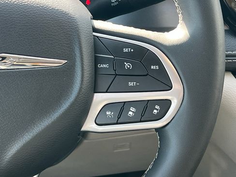Used 2024 Chrysler Pacifica Limited FWD image 23