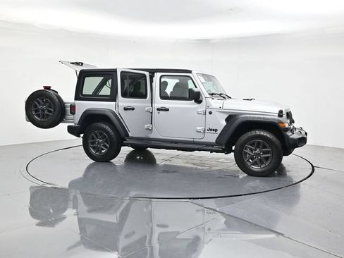 Used 2024 Jeep Wrangler Unlimited Rubicon AWD/4WD image 56