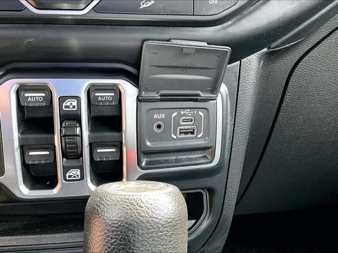 Used 2018 Jeep Wrangler Unlimited Sahara AWD/4WD image 29