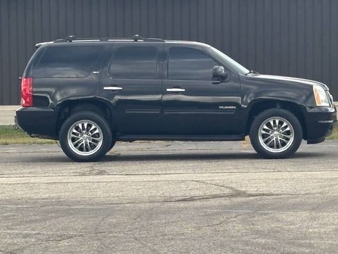 Used 2011 GMC Yukon SLT w/ SLT-2 Equipment Package image 2