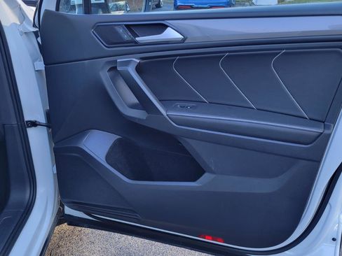 Certified 2024 Volkswagen Tiguan SE image 34