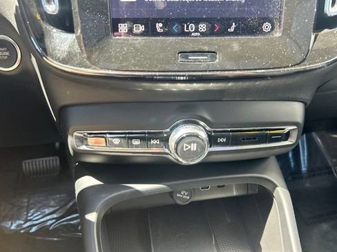 Certified 2025 Volvo XC40 B5 Plus AWD/4WD image 27