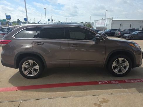 Used 2019 Toyota Highlander Limited FWD image 7