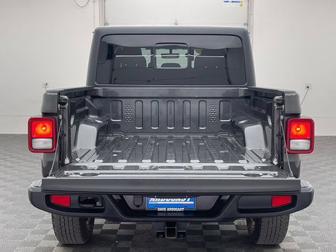 Used 2023 Jeep Gladiator Sport AWD/4WD image 9