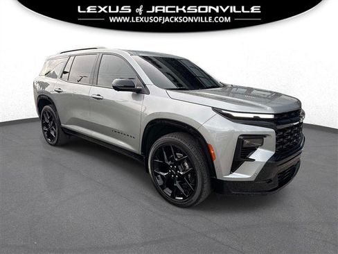 Used 2025 Chevrolet Traverse RS FWD image 1