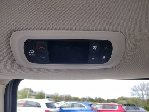 Used 2021 Chrysler Pacifica Touring-L FWD image 16