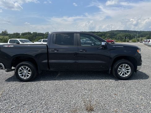 Used 2023 Chevrolet Silverado 1500 LT AWD/4WD image 2