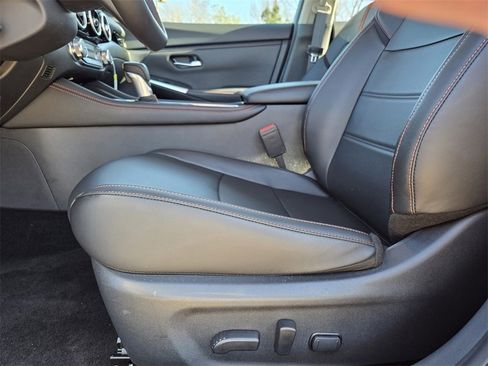 Used 2025 Nissan Sentra SR w/ SR Premium Package image 11