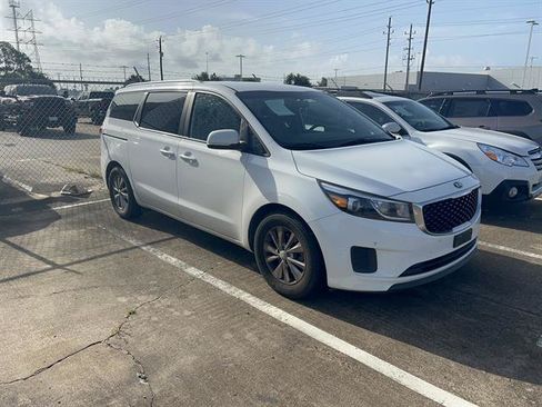 Used 2017 Kia Sedona LX w/ LX Essentials Premium Package FWD image 4