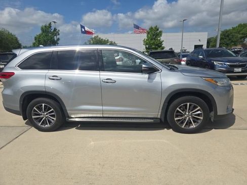 Used 2017 Toyota Highlander XLE image 2
