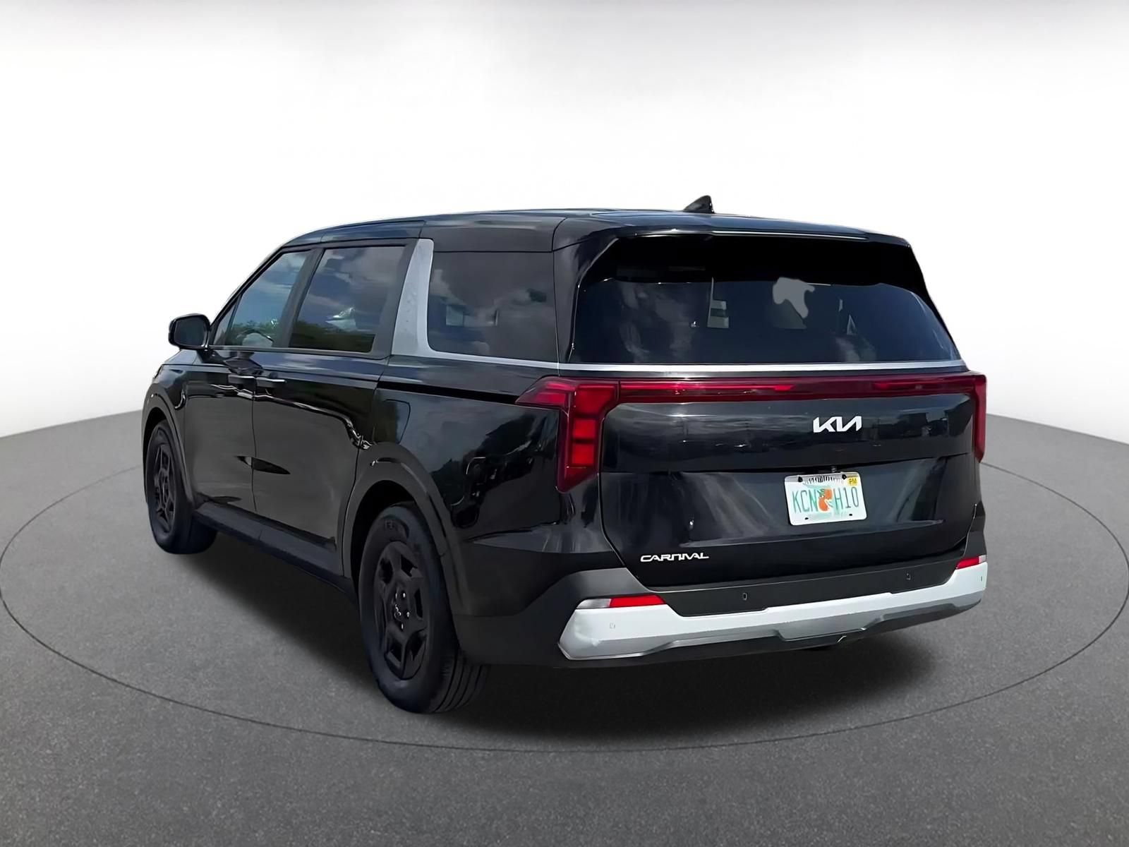 Used 2026 Kia Carnival FWD image 10