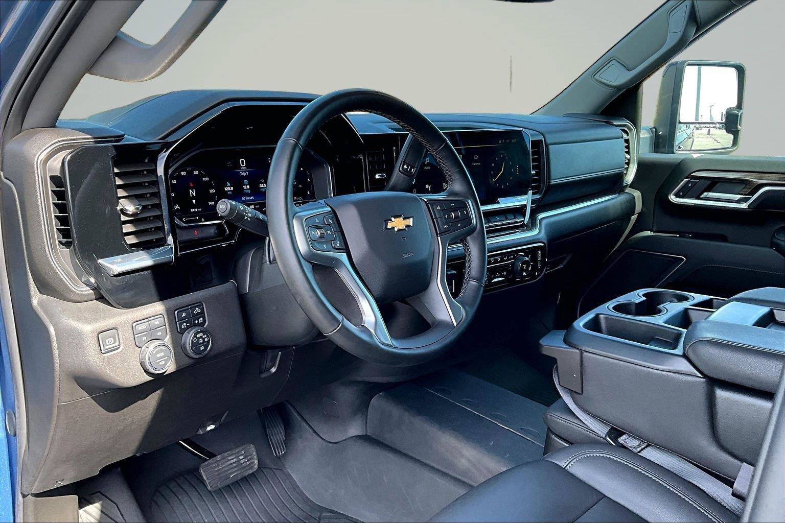 Used 2025 Chevrolet Silverado 3500 LT w/ Leather Package AWD/4WD image 15