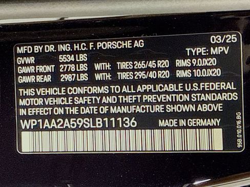 Certified 2025 Porsche Macan AWD/4WD image 12