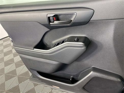 Used 2022 Toyota Highlander LE image 23