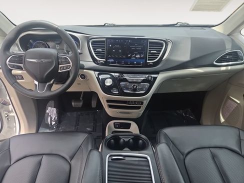 Used 2023 Chrysler Pacifica Touring-L FWD image 10