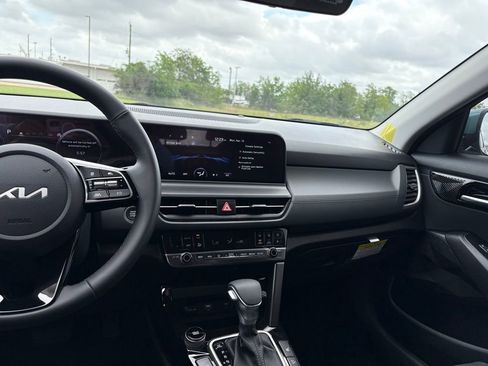New 2026 Kia Seltos EX FWD image 17