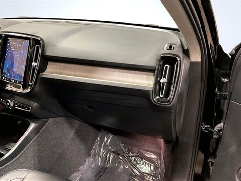 Certified 2024 Volvo XC40 B5 Core image 18