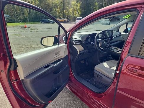 Used 2021 Toyota Sienna LE image 10