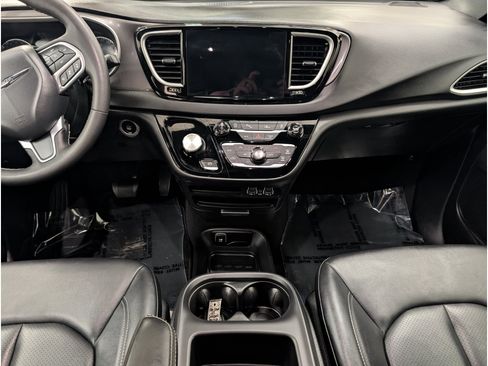 Used 2025 Chrysler Pacifica Select FWD image 14