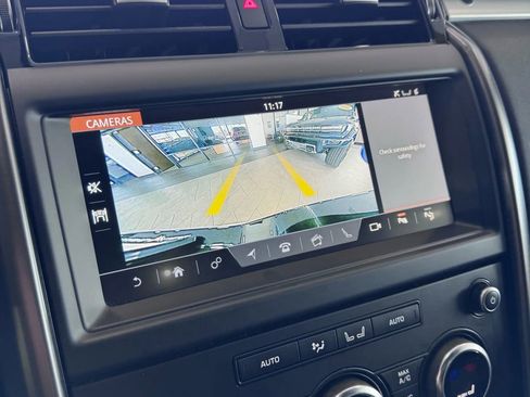 Used 2020 Land Rover Discovery Landmark image 35