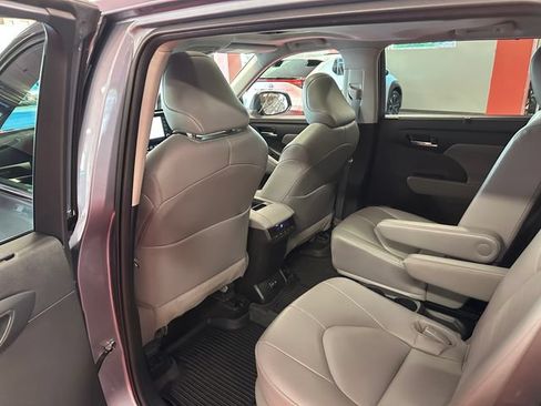Used 2022 Toyota Highlander XLE AWD/4WD image 13