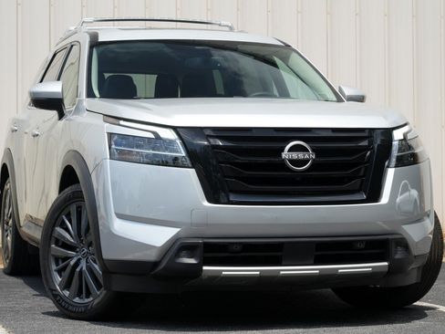 Used 2022 Nissan Pathfinder SL w/ SL Premium Package FWD image 2
