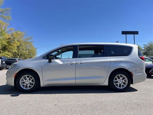Used 2024 Chrysler Pacifica Touring-L image 3