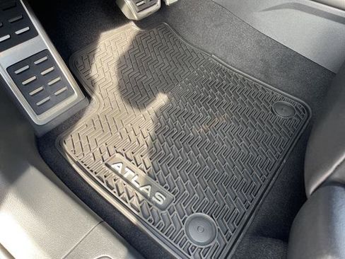 Certified 2025 Volkswagen Atlas Cross Sport SEL R-Line image 18