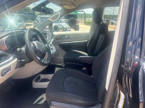 Used 2023 Chrysler Voyager LX FWD image 6
