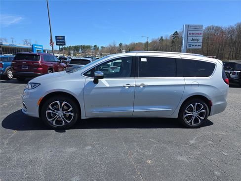 New 2026 Chrysler Pacifica Pinnacle image 7