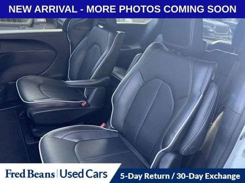 Used 2024 Chrysler Pacifica Premium FWD image 9