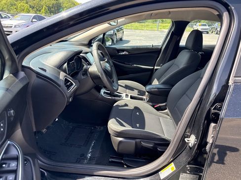 Used 2017 Chevrolet Cruze LS FWD image 9
