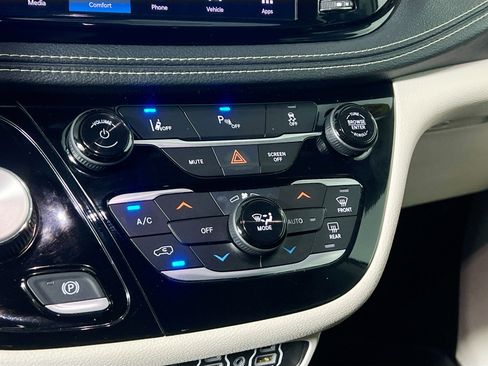 Used 2023 Chrysler Pacifica Touring-L FWD image 27