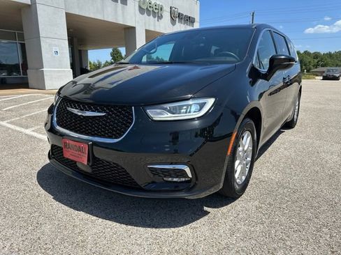 Certified 2025 Chrysler Pacifica Select FWD image 1