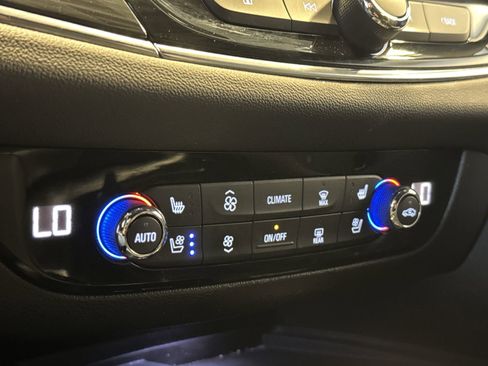 Used 2024 Buick Enclave Premium image 18