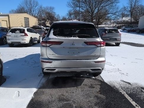 Used 2024 Mitsubishi Outlander SE image 12