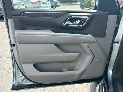 Used 2024 Chevrolet Suburban LT RWD image 11
