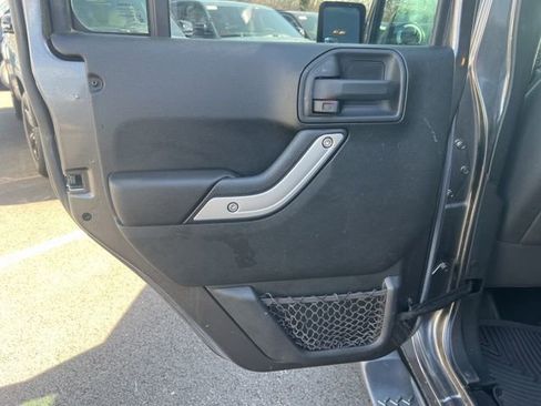 Used 2016 Jeep Wrangler Unlimited Sahara image 15