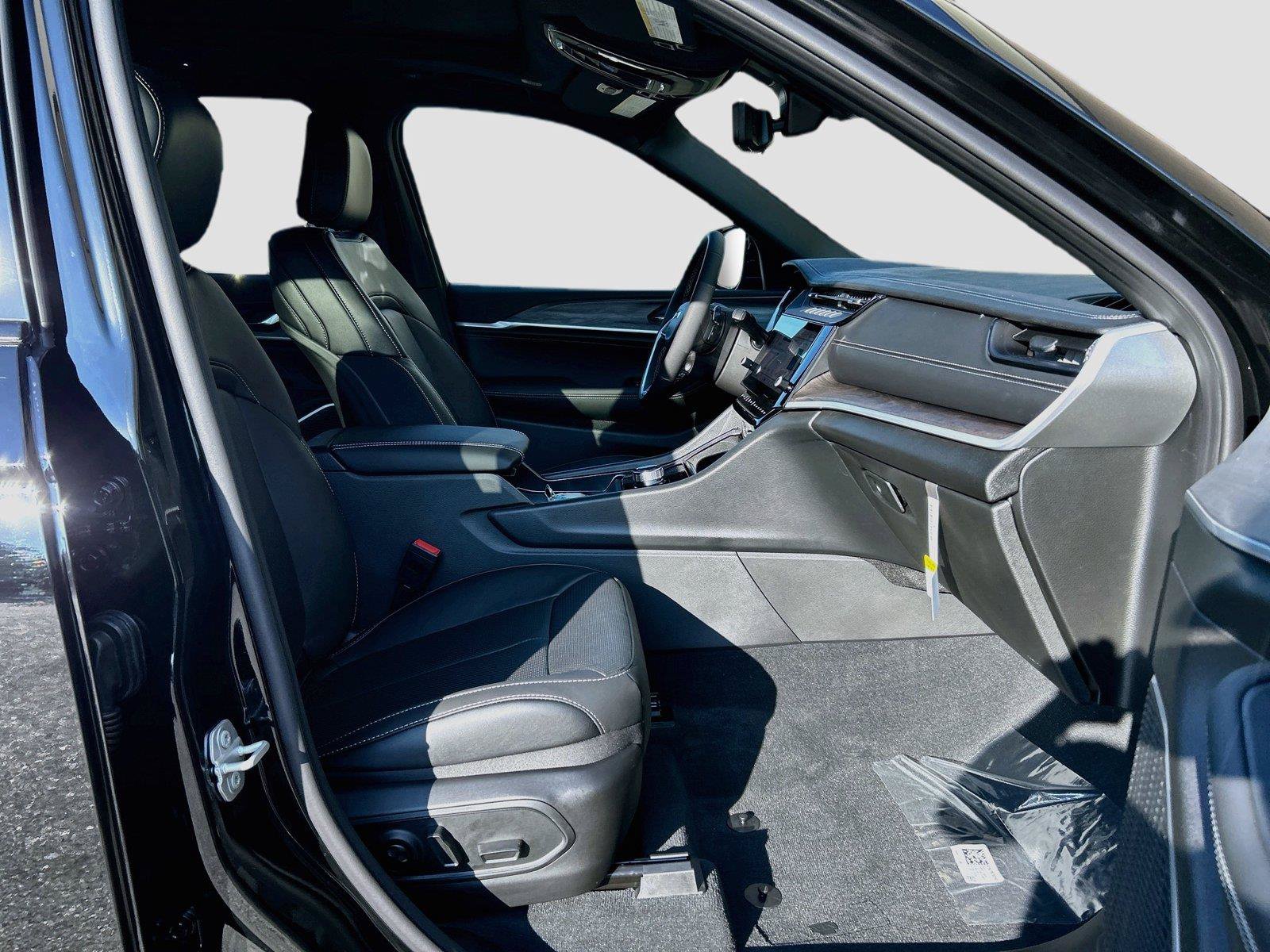 New 2027 Jeep Grand Cherokee Limited AWD/4WD image 17