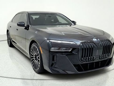 Used 2025 BMW i7 xDrive60 w/ Executive Package RWD image 2