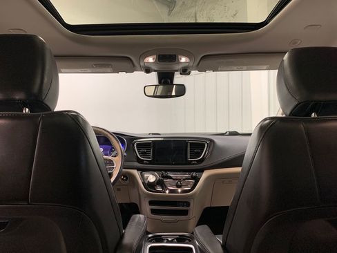 Used 2020 Chrysler Pacifica Limited image 21
