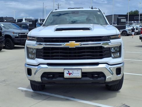 Used 2024 Chevrolet Silverado 2500 LT AWD/4WD image 3