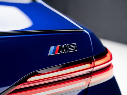 Used 2025 BMW M5 image 32