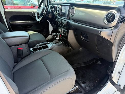 Used 2020 Jeep Gladiator Overland AWD/4WD image 9