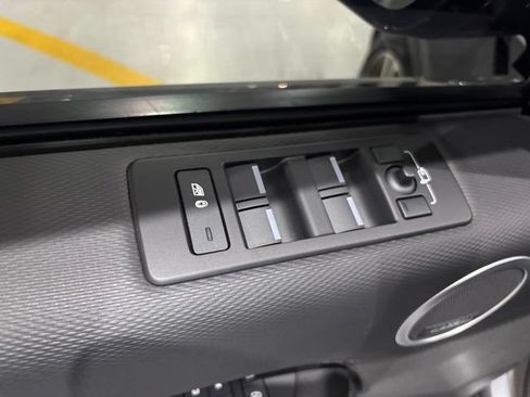 Used 2024 Land Rover Discovery Dynamic SE AWD/4WD image 14