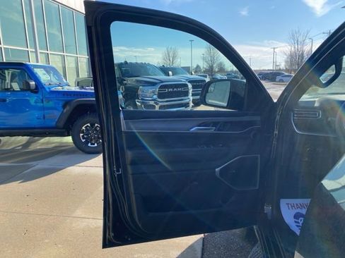 New 2026 Jeep Grand Wagoneer Limited w/ 8-Passenger Seating Package AWD/4WD image 9
