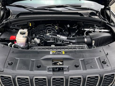 Used 2023 Jeep Grand Cherokee Laredo AWD/4WD image 9