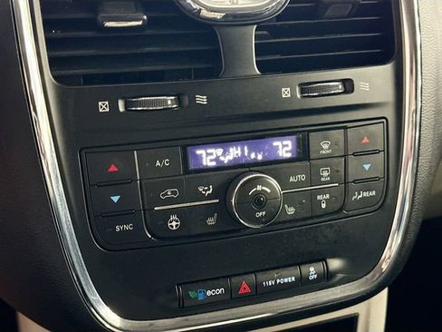 Used 2016 Chrysler Town & Country Touring w/ Driver Convenience Group image 16